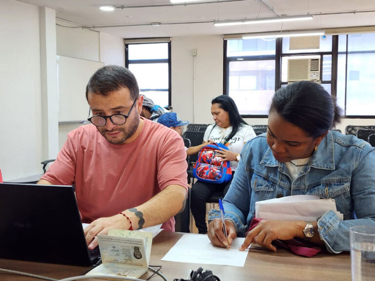 Participantes en actividad de regularización migratoria, febrero de 2022.