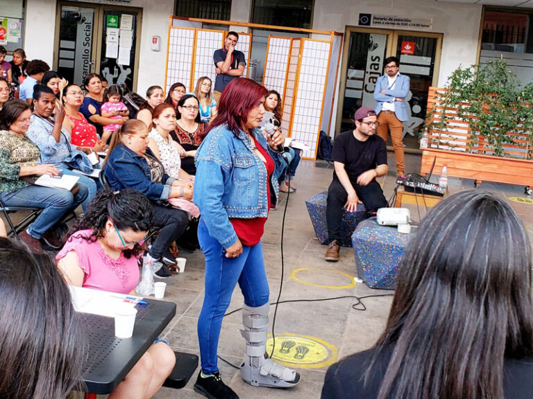 Foreign woman participating in Apoya Mujer Migrante Day, Independencia 2022.