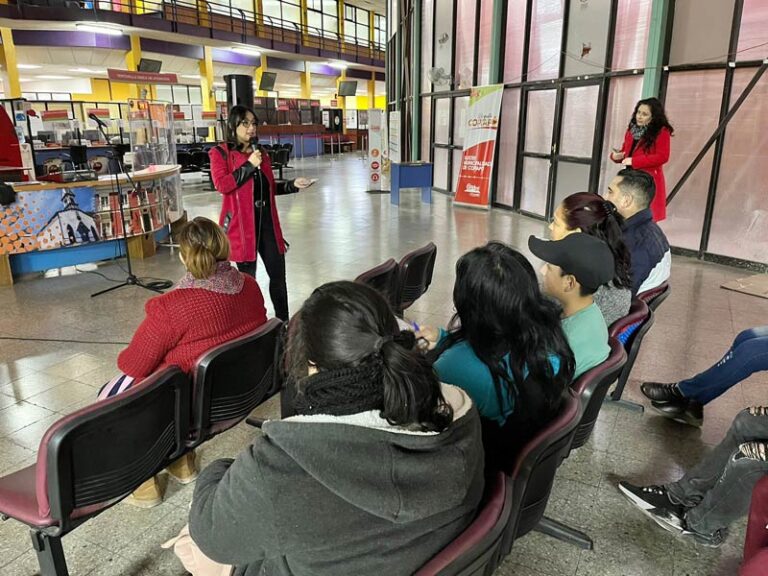 Personas migrantes participando de charla sobre Empadronamiento Biométrico en Copiapó