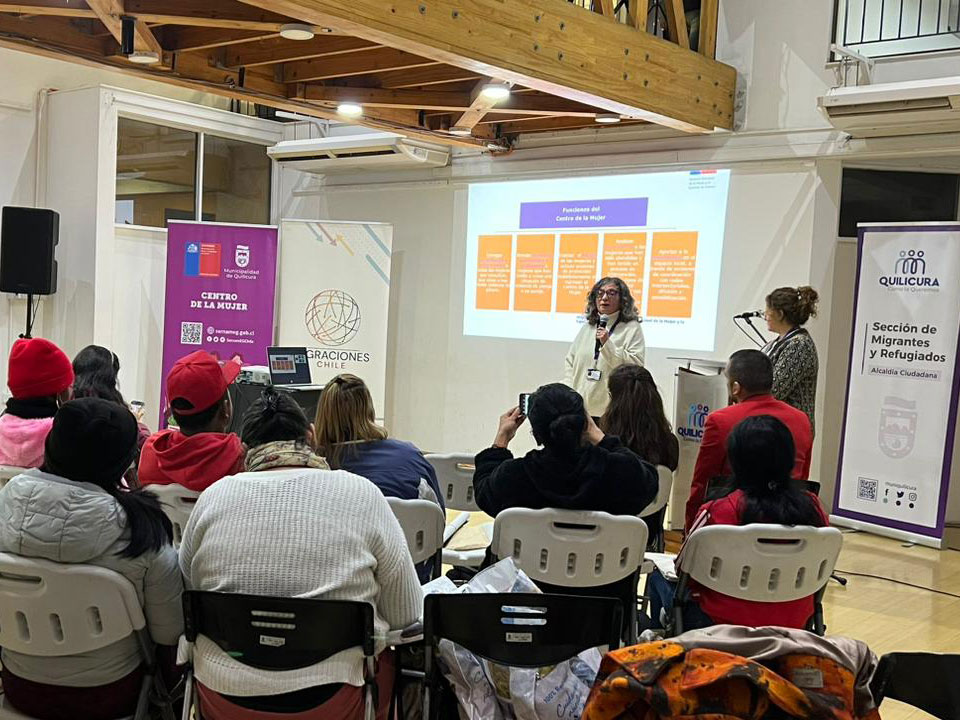 Participantes de la jornada Apoya Mujer Migrante en Quilicura.