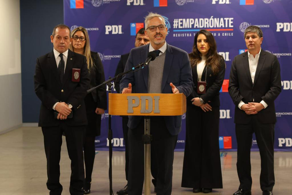 Autoridades del SERMIG y PDI dando inicio a la fase de empadronamiento presencial