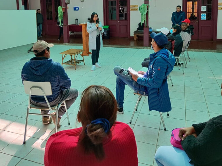 Personas migrantes participando de charla sobre empadronamiento biométrico en la Región de Atacama