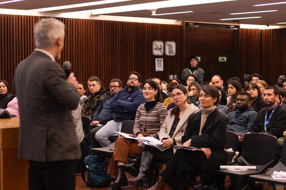 Foto del director del SERMIG, Luis Thayer, en el conversatorio "Memorias migrantes a 50 años del Golpe Militar"