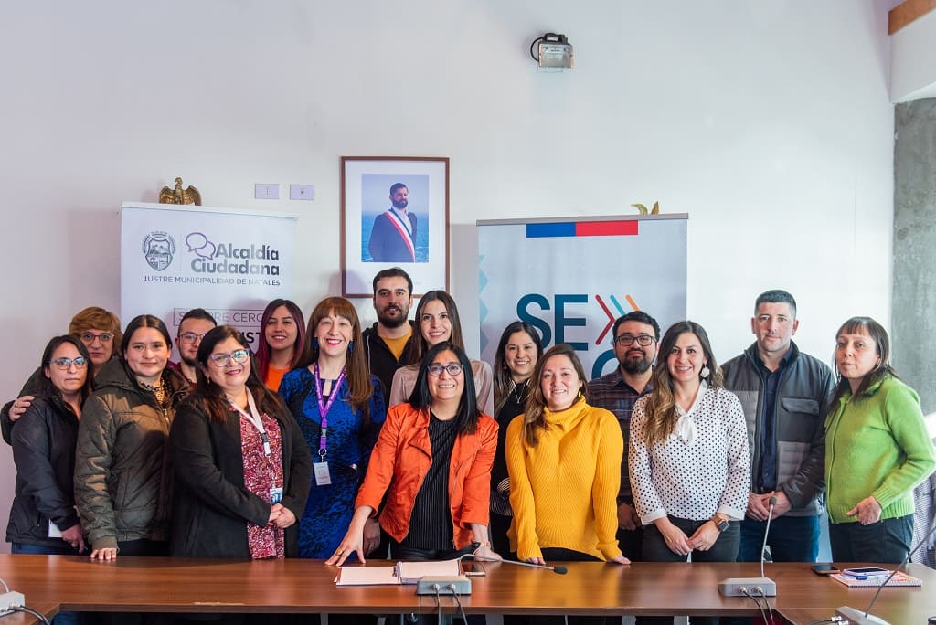 Fotografía al finalizar la primera capacitación de la Directora Regional de Magallanes del SERMIG a funcionarias y funcionarios de la DIDECO de Natales.