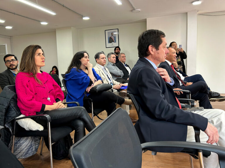 Participantes de ceremonia de adhesión de la ASOEX al Compromiso Migrante.