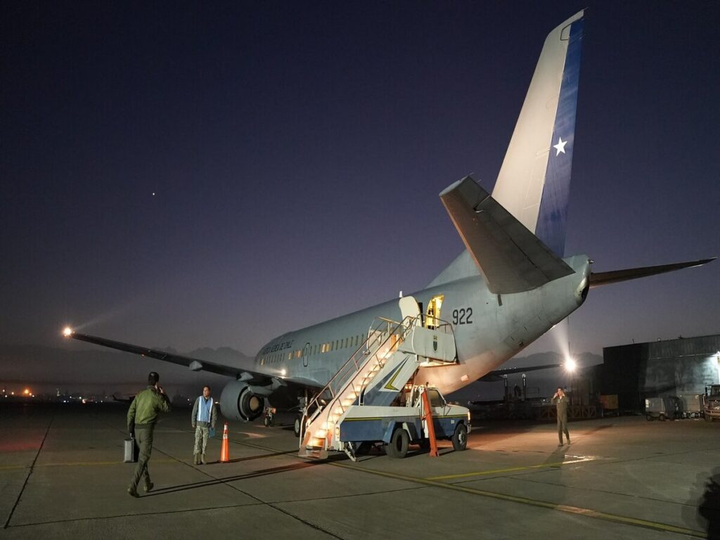 Avión FACH con destino a Bogotá y Puerto Príncipe.