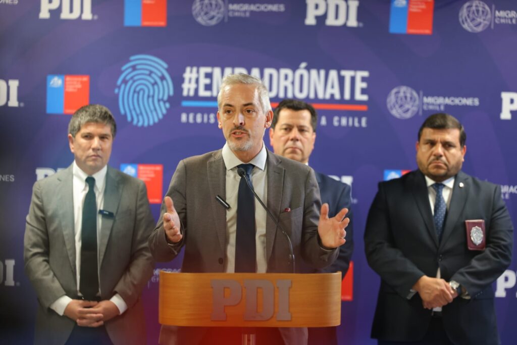 El Director de SERMIG, Luis Eduardo Thayer, junto a las autoridades de PDI y del Ministerio del Interior.