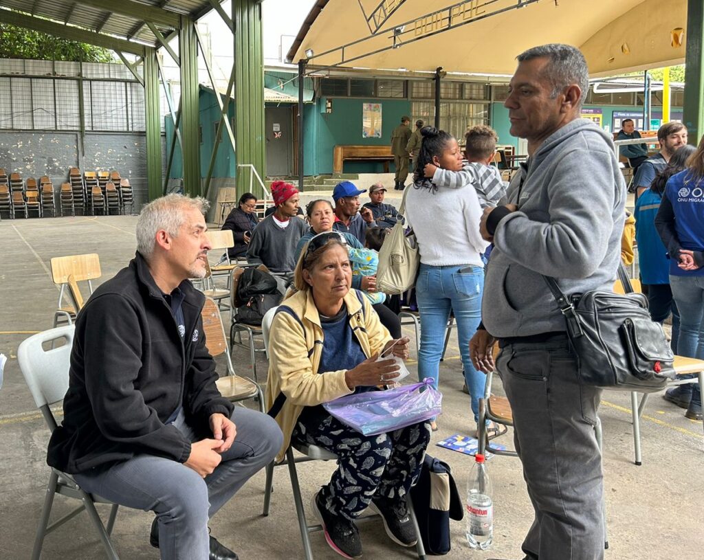 Director del SERMIG, conversando con personas migrantes en operativo en terreno