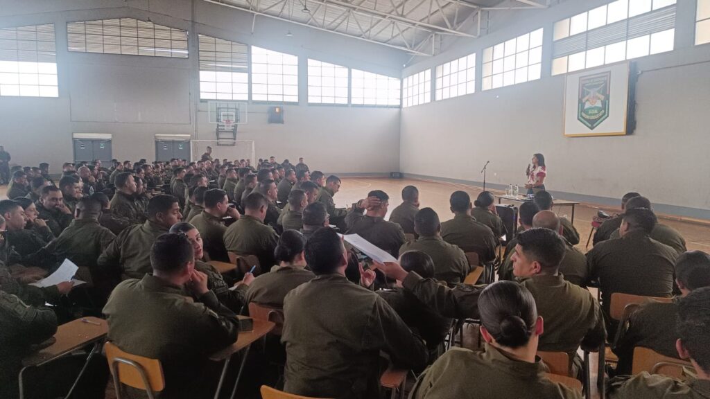Suboficiales de Carabineros de Chile participantes de la charla de gestión migratoria dictada por el Servicio Nacional de Migraciones.