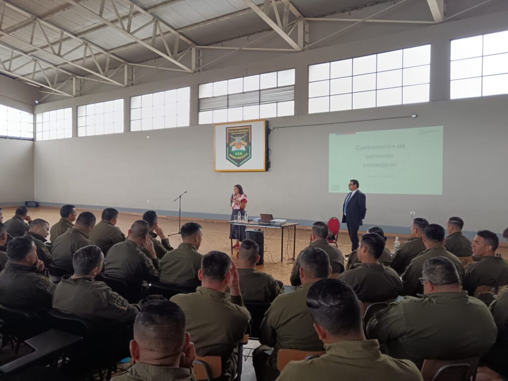 Directora Regional del Biobío dictando la charla sobre legislación migratoria a estudiantes de Carabineros