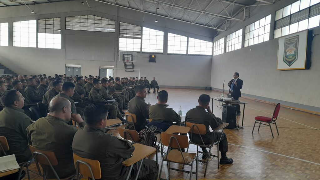 Suboficiales de Carabineros de Chile participantes de la charla de gestión migratoria dictada por el Servicio Nacional de Migraciones.