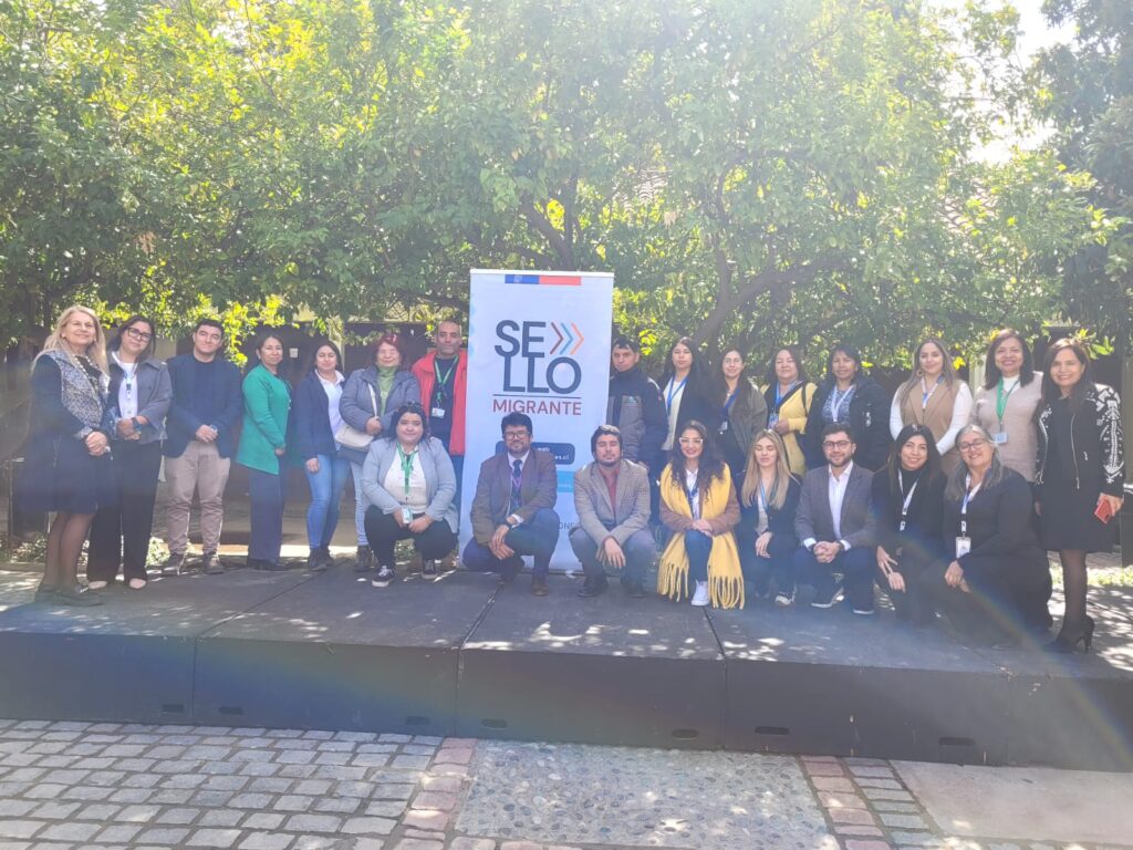 Funcionarios y funcionarias de las oficinas de migración participantes del 1er Encuentro Regional Sello Migrante de la región de O'higgins.