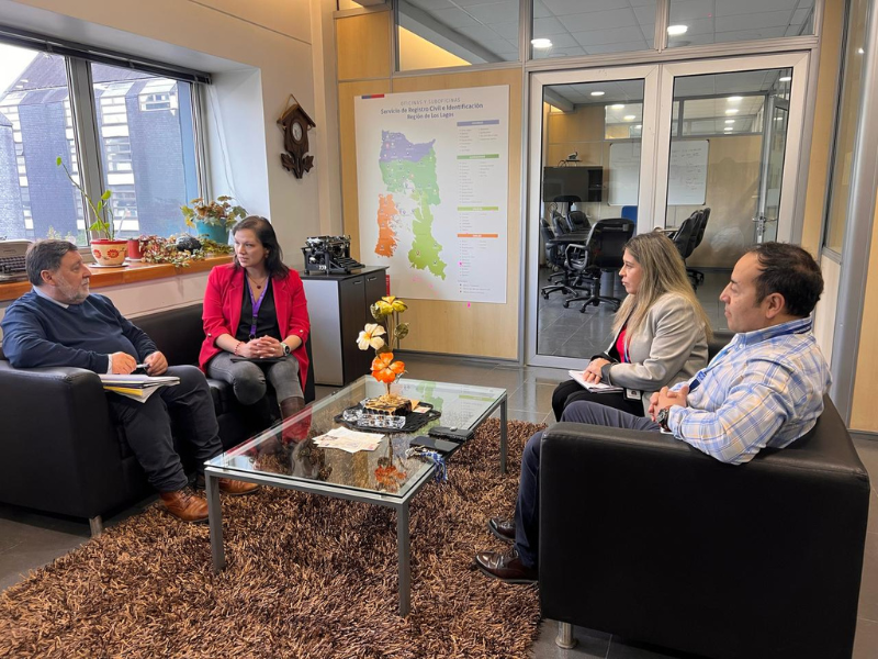 Directora Regional (s) de SERMIG en visita a nuevo Director de Registro Civil