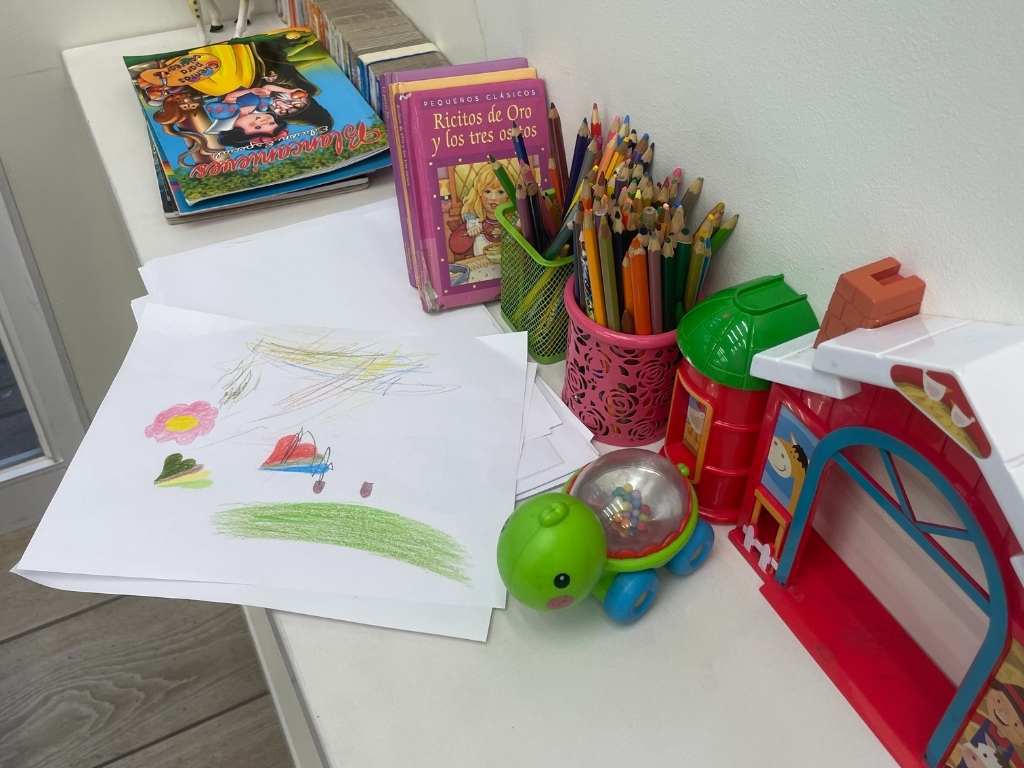 Dibujos, libros, lápices y juguetes compone la sala de espera libre de pantallas para niñas y niños de la Oficina de Atención de la R.M.