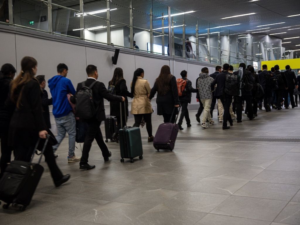 Personas extranjeras abordando vuelo de expulsión
