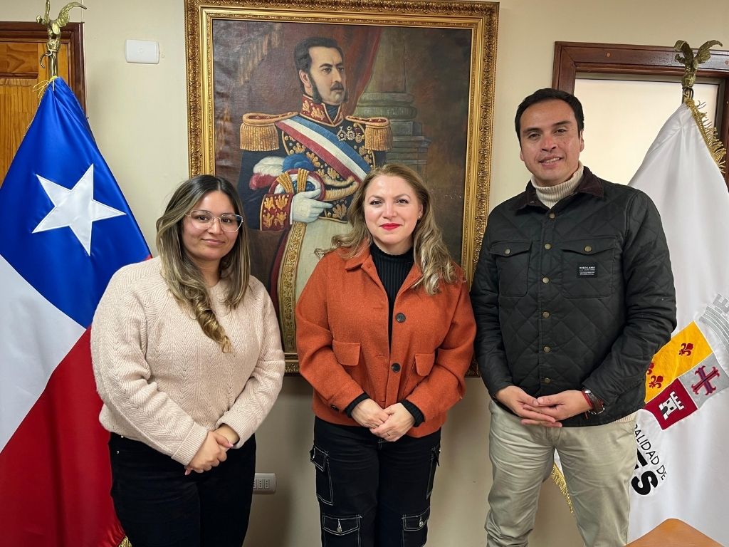 Directora Regional del Servicio Nacional de Migraciones en Ñuble, Margot Inzunza Tapia, junto a la encargada de Inclusión, Anita Guerrero, y el alcalde de Bulnes, Gonzalo Bustamante.