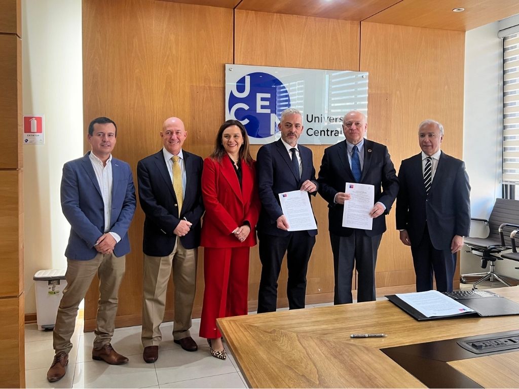 Autoridades CUP en ceremonia de firma de convenio en la Universidad Central.