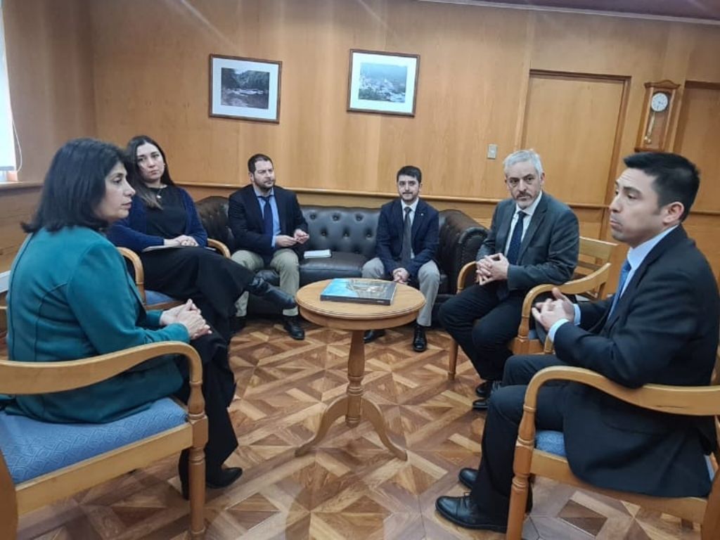 Director Nacional y director regional en reunión protocolar con la ministra presidenta de la Ilustrísima Corte de Apelaciones de Valdivia, Marcela Araya Novoa.