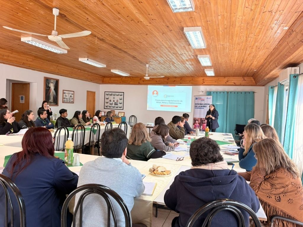 Expositora junto a participantes de charla.
