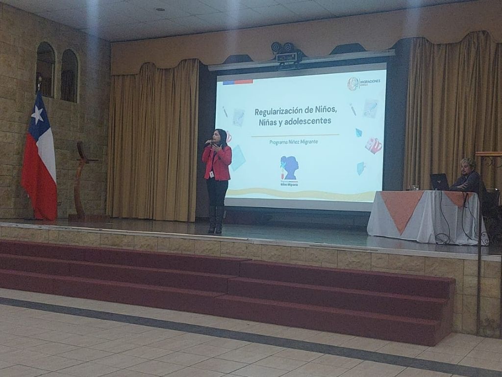 Directora Eva Acevedo exponiendo en charla.