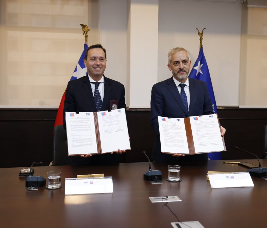 Director general PDI Eduardo Cerna y director nacional de migraciones, Luis Eduardo Thayer.