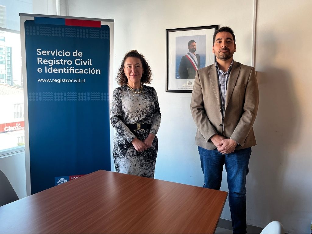 Director Guillermo Quezada junto a Directora Regional de Registro Civil